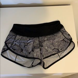 Lulu shorts (black and white pattern)